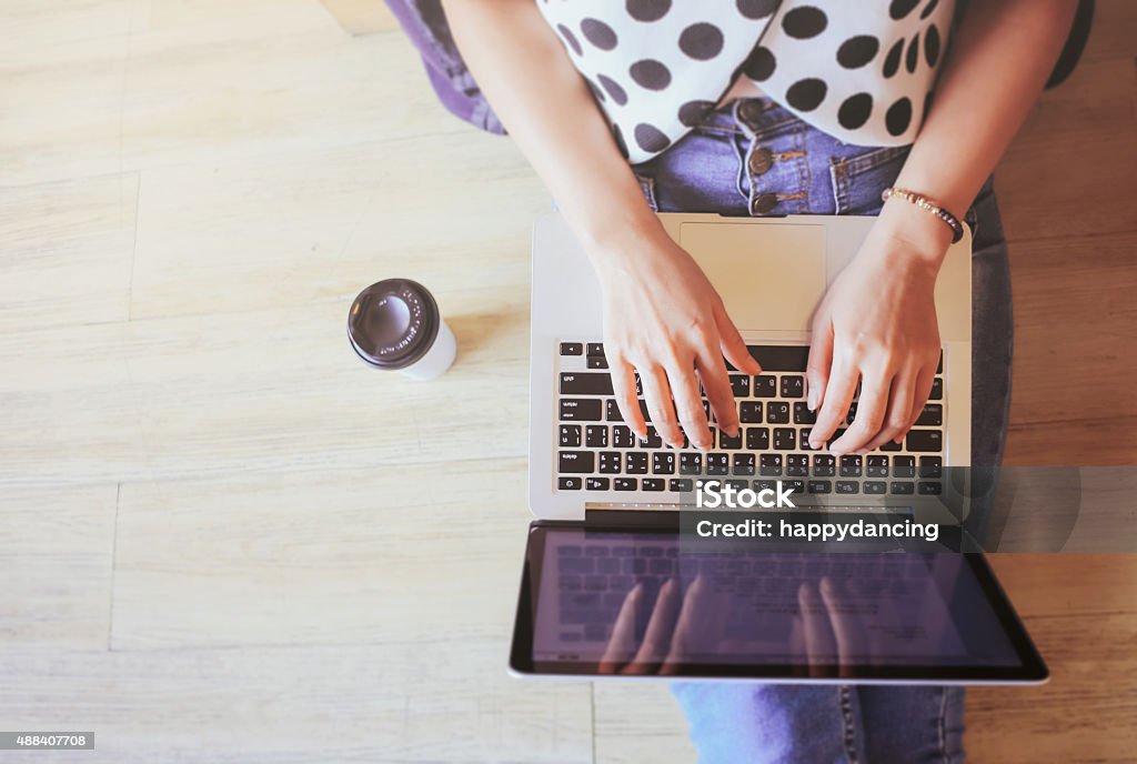 Mit Blick auf einen laptop in Mädchen die Hände auf dem Boden sitzen - Lizenzfrei Laptop Stock-Foto