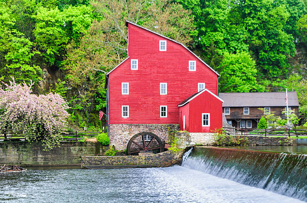 clinton le moulin rouge - red mill photos et images de collection