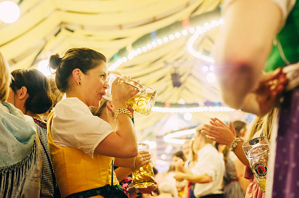 oktoberfest in münchen, deutschland - german culture oktoberfest dancing lederhosen stock-fotos und bilder