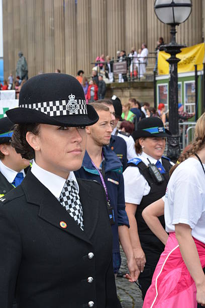 liverpool orgulho de polícia de merseyside-polícia com orgulho - standing out from the crowd expressão inglesa - fotografias e filmes do acervo