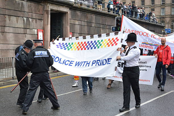 liverpool orgulho de polícia de merseyside-polícia com orgulho - standing out from the crowd expressão inglesa - fotografias e filmes do acervo
