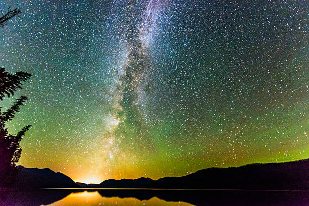 imponente illuminata cielo notturno con stelle e via lattea paesaggio - us glacier national park foto e immagini stock