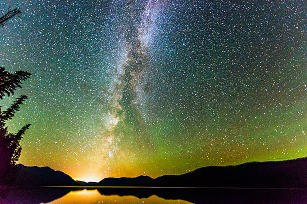 壮大な夜の空星、照明に銀河系の風景 - 天の川 写真 ストックフォトと画像