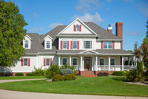 istock Beautiful country mansion home with circular driveway. 488428134