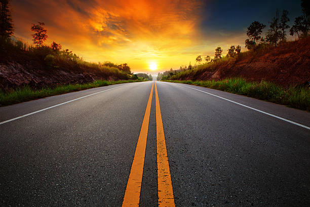 asphalte routier et scène coucher de soleil - route photos et images de collection