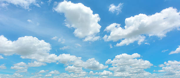 céu azul e branco nuvem - overcast - fotografias e filmes do acervo