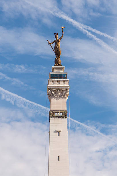 статуя леди на монумент победы circle - soldiers and sailors memorial arch стоковые фото и изображения