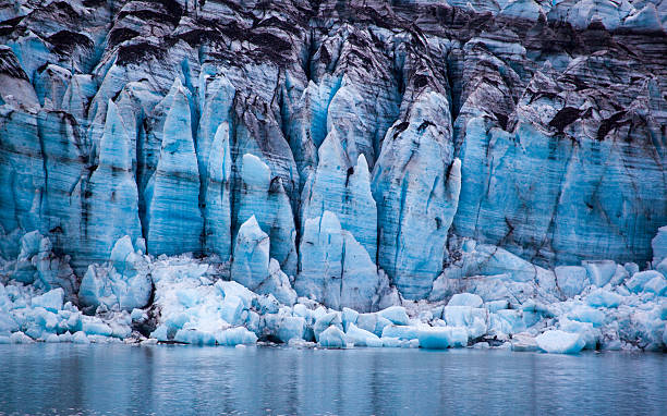 cielenie się lodowca glacier w park narodowy glacier bay, alaska - historyczny światowy wypadek zdjęcia i obrazy z banku zdjęć