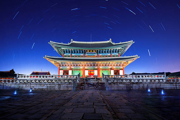 palácio de gyeongbokgung à noite em seul, coreia do sul. - coreia do sul - fotografias e filmes do acervo