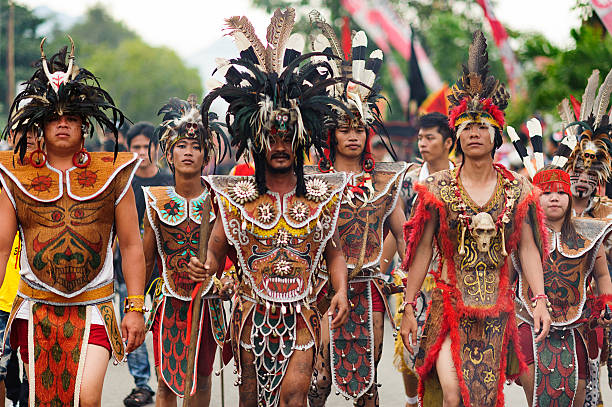 dajakowie z kalimantan. - dayak zdjęcia i obrazy z banku zdjęć