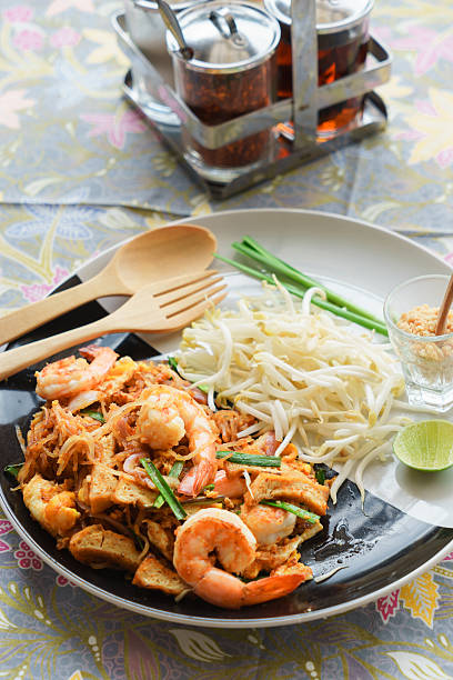 pad thai, tagliolini fritti tailandese tradizionale - thailand thai culture thai cuisine pad thai foto e immagini stock