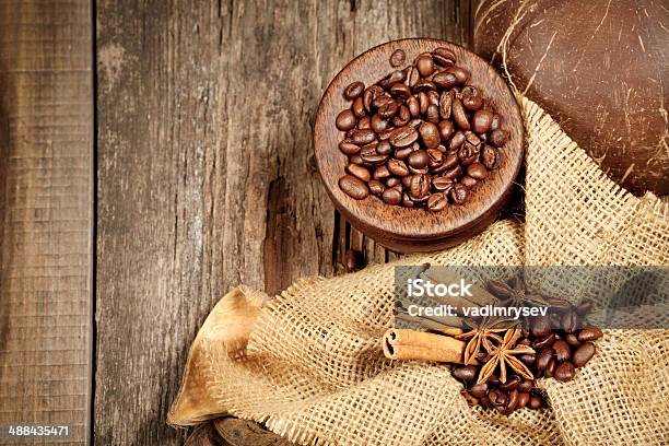 Photo libre de droit de Cannelle Anis Étoilé Et De Grains De Café Sur La Table En Bois banque d'images et plus d'images libres de droit de Aliment