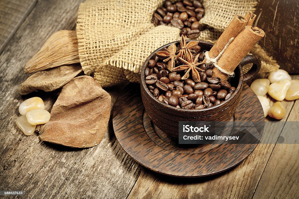 Drewniany Puchar z ziaren kawy na drewnianym stole — - Zbiór zdjęć royalty-free (Anyż)