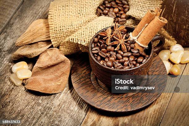 Drewniany Puchar Z Ziaren Kawy Na Drewnianym Stole - zdjęcia stockowe i więcej obrazów Anyż