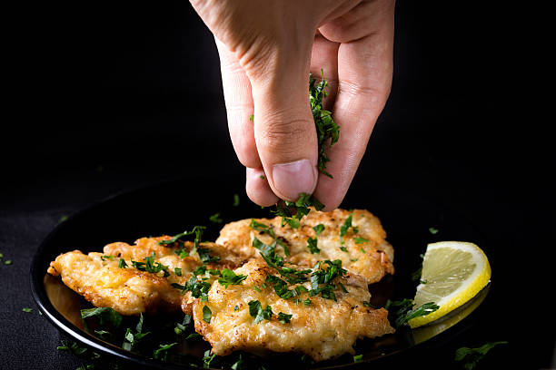 フライドチキン仔牛のカツレツ - veal cutlet food german culture ストックフォトと画像