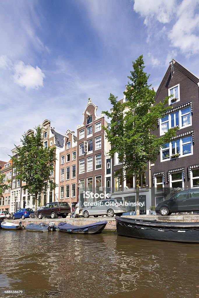 Canale e fila di case nel centro storico di Amsterdam. - Foto stock royalty-free di Acqua