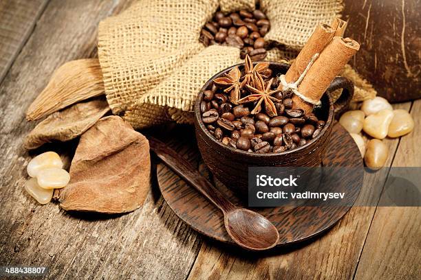 Drewniany Puchar Z Ziaren Kawy Na Drewnianym Stole - zdjęcia stockowe i więcej obrazów Anyż