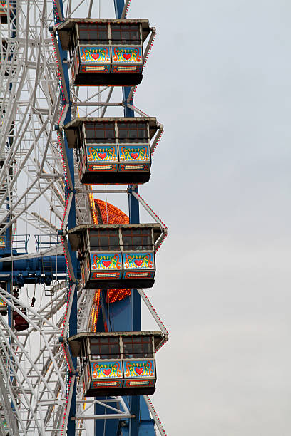 колесо обозрения октоберфест - carnival spinning built structure frame стоковые фото и изображения