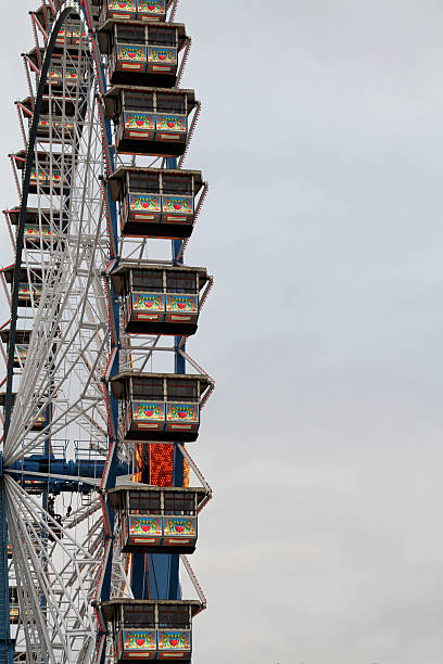 колесо обозрения октоберфест - carnival spinning built structure frame стоковые фото и изображения