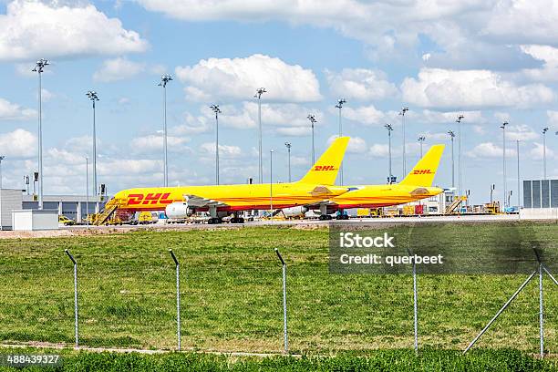 Foto de Dhl Aviões No Aeroporto De Leipzig e mais fotos de stock de Aeroporto - Aeroporto, Alemanha, Amarelo