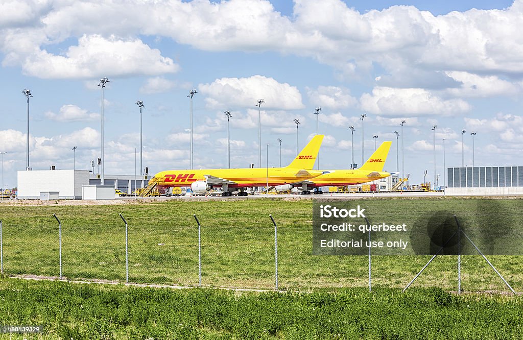 DHL aviões no aeroporto de Leipzig - Foto de stock de DHL royalty-free