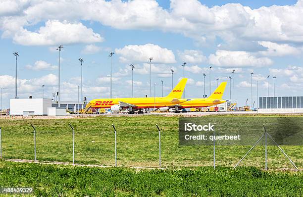 Dhl Самолетов В Аэропорт Лейпцига — стоковые фотографии и другие картинки DHL - DHL, Перевозка груза, Deutsche Post AG