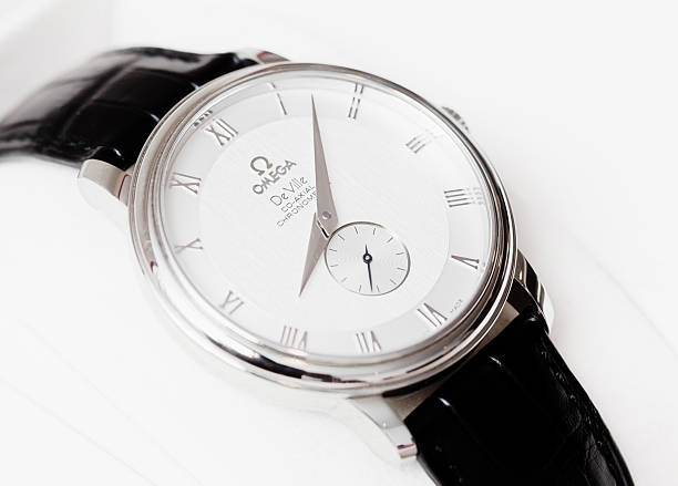 omega de ville, colorado-axial chronometer homme regardant - omega photos et images de collection