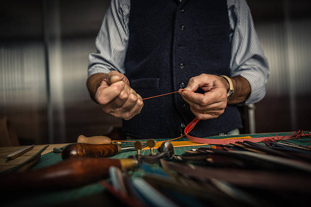 trabalhando com couro artesanal - working tailor stitch sewing - fotografias e filmes do acervo