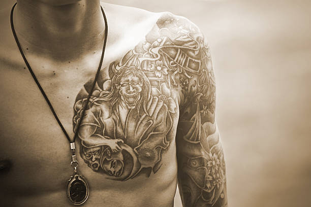 jovem bonito homem com tatuagem - one person looking at camera male posing imagens e fotografias de stock