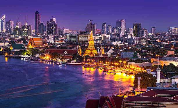 panorama urbain de la ville, le fleuve chao phraya, le wat arun, bangkok, thaïlande. - arun photos et images de collection