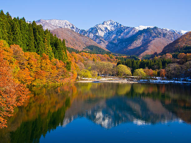 daigenta-lake, à la fin de l'automne - niiagata photos et images de collection