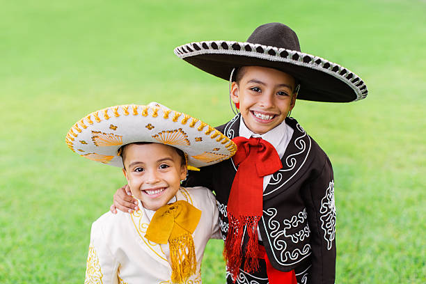 szczęśliwy mariachis - traditional clothing zdjęcia i obrazy z banku zdjęć