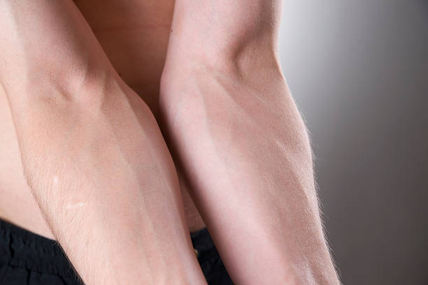 крупным планом человеческой руки - muscular build human muscle men anatomy стоковые фото и изображения