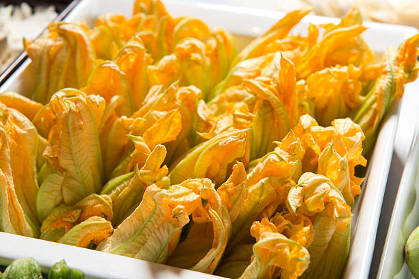 flores de calabacín - zucchini blossom squash single flower fotografías e imágenes de stock