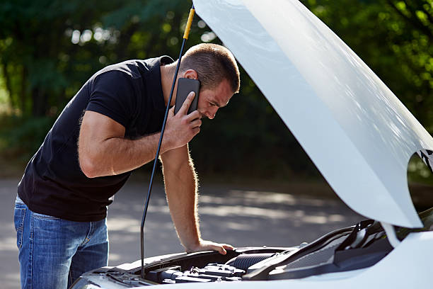 man calling for help - vehicle breakdown stockfoto's en -beelden