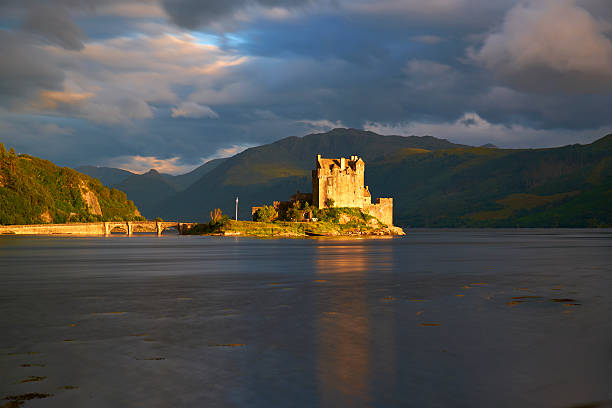 eilean donan no sol de tarde - long exposure - fotografias e filmes do acervo