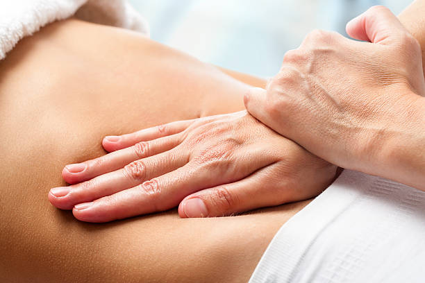 osteopathic bauch massage. - chiropraktiker fotos stock-fotos und bilder