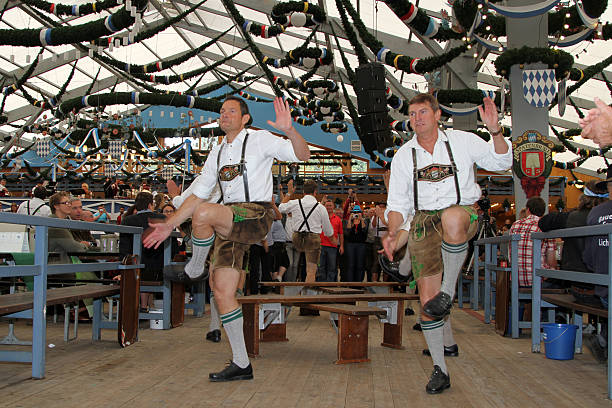 oktoberfest schottenhamel - german culture oktoberfest dancing lederhosen stock-fotos und bilder