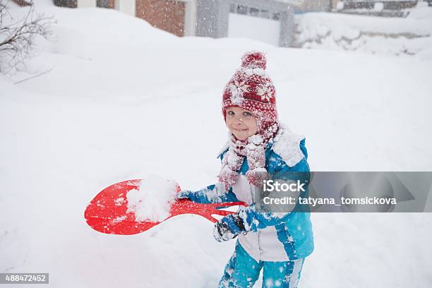 Linda Little Boy In Blue Traje De Invierno Tocando Al Aire Libre Foto de stock y más banco de imágenes de 2015