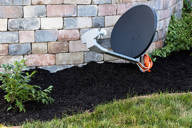 antena parabólica chão monte a brick wall (expressão inglesa) - humus soil audio imagens e fotografias de stock