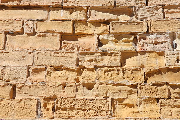 érodé mur de pierres - brick wall brick surrounding wall wall photos et images de collection