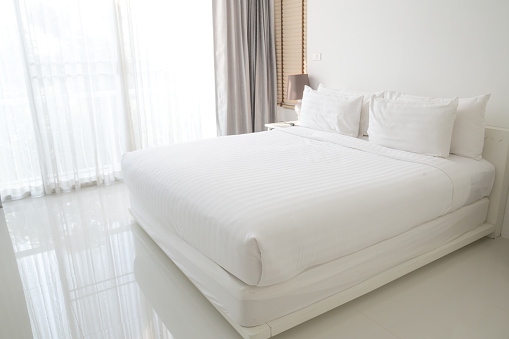 Blanco ropa de cama y almohadas de pluma photo