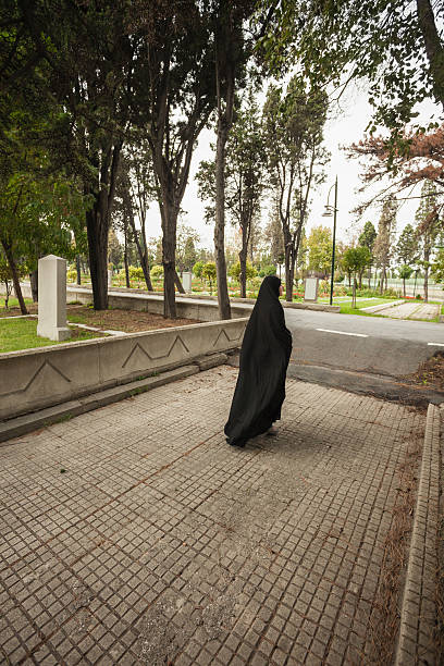 muslim kobieta ubrana w burqa chodzenia - walking outdoors footpath single lane road zdjęcia i obrazy z banku zdjęć