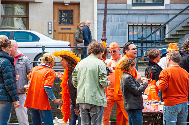 einheimische in orange nehmen sie teil an der feier koningsdag (king's day). - waterdam stock-fotos und bilder