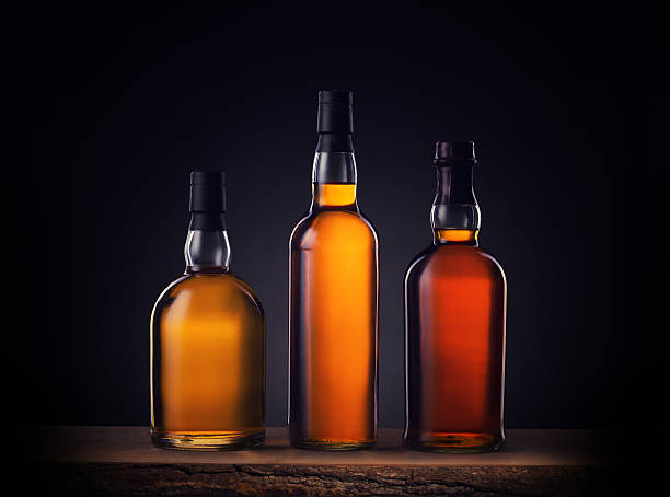 bouteille de whiskey - amber bottle photos et images de collection