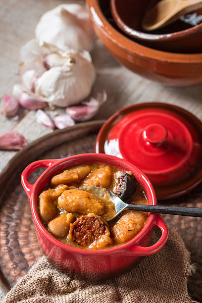 prato com fabada asturiana, uma típica sopa de feijão-da-espanha - asturiana - fotografias e filmes do acervo