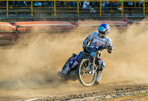 inconnu rider pallie en effet largement le circuit - motor racing track motorcycle sports race competition photos et images de collection