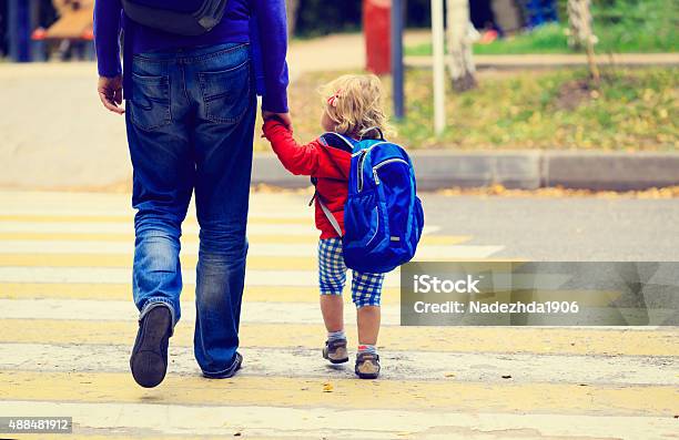 Padre Con Hija Caminando A Niños De La Escuela O De Cuidados Diurnos Para Foto de stock y más banco de imágenes de Educación