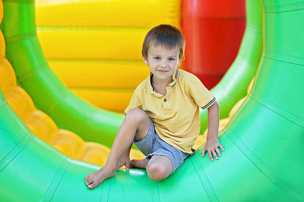かわいい小さな男の子、遊びには、なだらかなプラスチックの円筒リング - child balloon outdoors little boys ストックフォトと画像