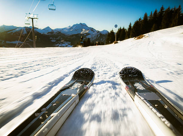 skifahrer perspektive in die alpen - skiing point of view stock-fotos und bilder